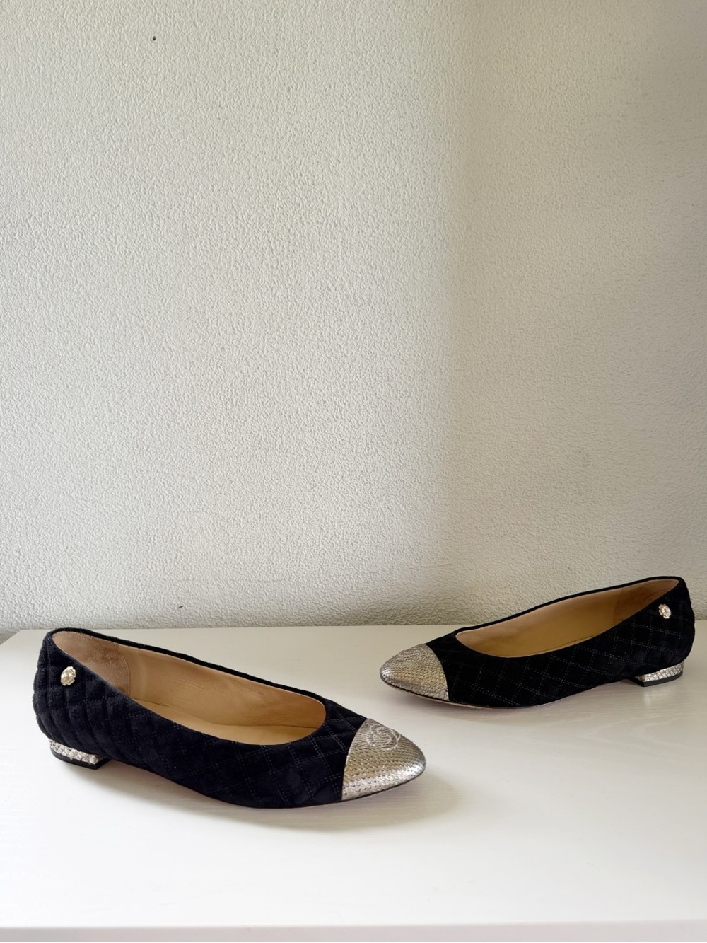 Chanel Quilted Suede Ballet Flats Black Silver CC Cap Toe EU 40.5 US 10.5 - Picture 3 of 12